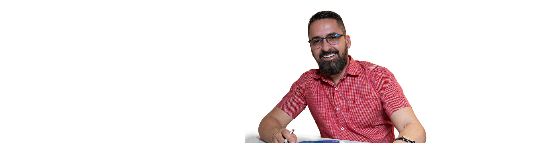 Psicólogo José Divino sorrindo em seu consultório